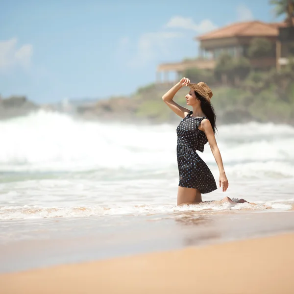 Modefrau am Strand — Stockfoto