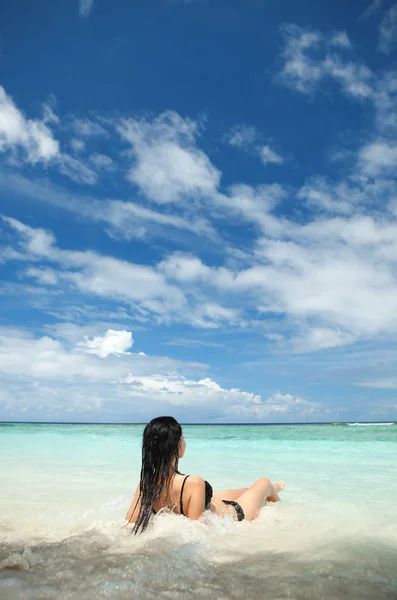Sevimli kadın sakin yaz sahilde — Stok fotoğraf