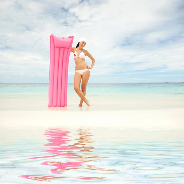 Mujer feliz con colchón inflable en la playa —  Fotos de Stock