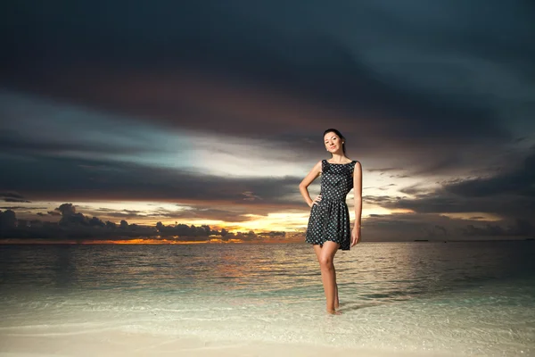 Mulher de moda no fundo do pôr do sol mar — Fotografia de Stock