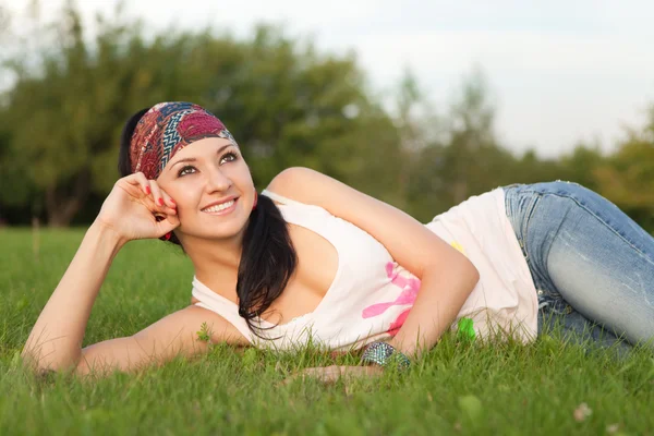 Sweet woman rest on the green grass — Stock Photo, Image
