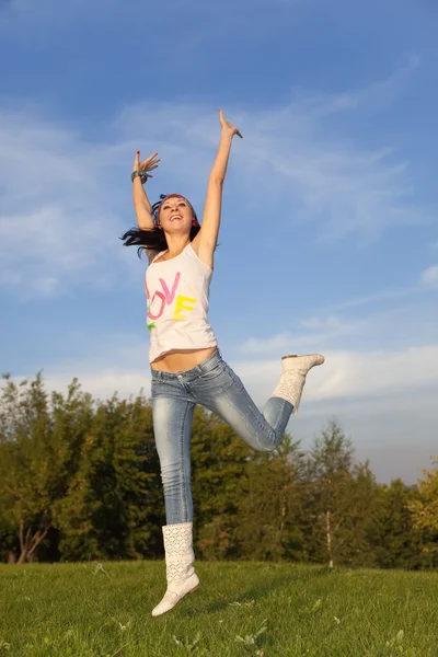 Moda donna salto nel parco — Foto Stock