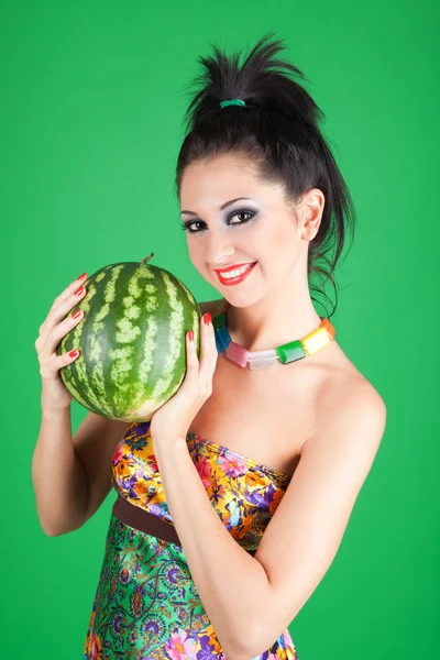 Wanita fashion dengan semangka pada latar belakang hijau — Stok Foto