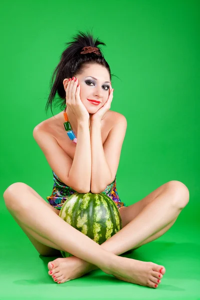 西瓜上的绿色背景的时尚女人 — 图库照片