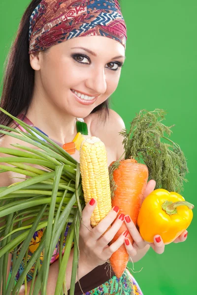 Ładna dziewczyna z warzywami na zielonym tle — Zdjęcie stockowe
