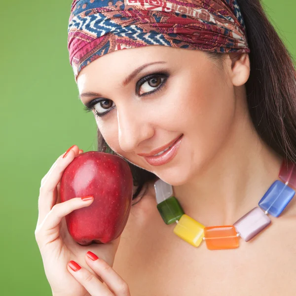 Mode vrouw met rode appel op de groene achtergrond — Stockfoto