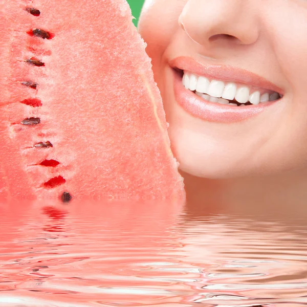Friska tänder och röd vattenmelon — Stockfoto