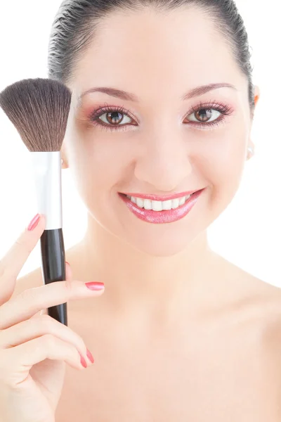 Jeune femme avec brosse pour maquillage — Photo