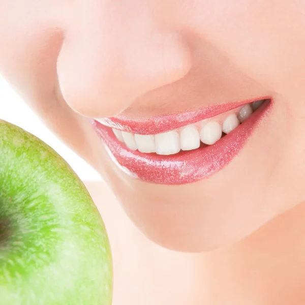 Dientes sanos y manzana verde — Foto de Stock
