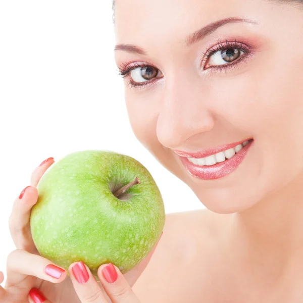 Сладкая девушка ест зеленое яблоко на белом фоне — стоковое фото