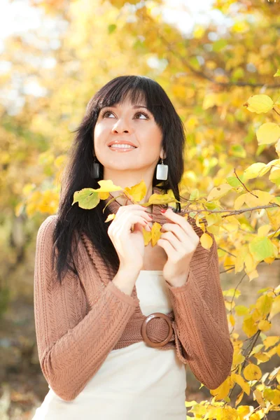 Nuori kaunis nainen syksyllä puistossa — kuvapankkivalokuva