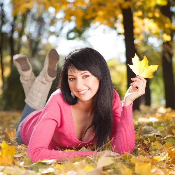 Młode ładne kobiety odpoczynku w parku jesień — Zdjęcie stockowe