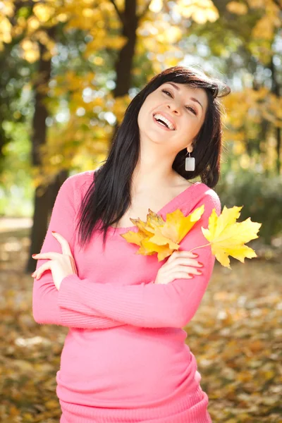 秋の公園で若いきれいな女性 — ストック写真