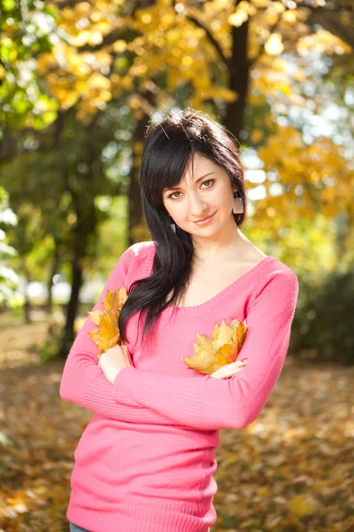 Young pretty woman in the autumn park — Stock Photo, Image