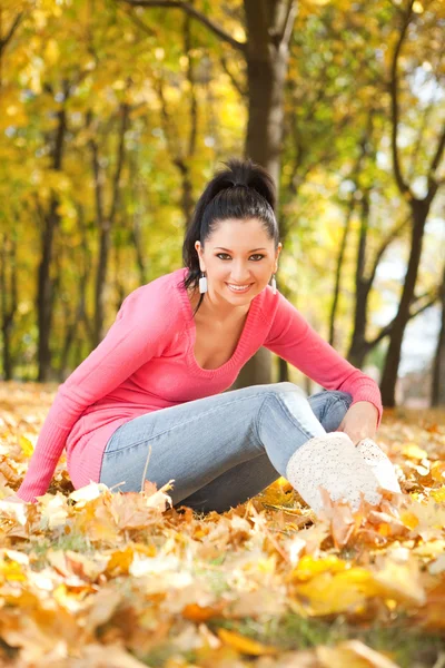 Joven mujer bonita en el parque de otoño — Foto de Stock