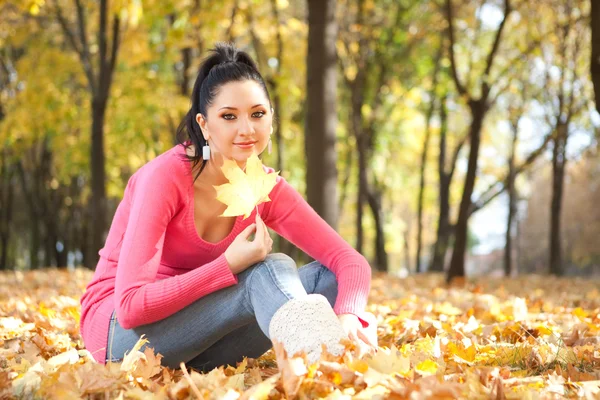 Young pretty woman rest in the autumn park — Stock Photo, Image