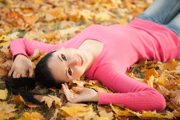 Giovane bella donna riposo nel parco autunnale — Foto Stock