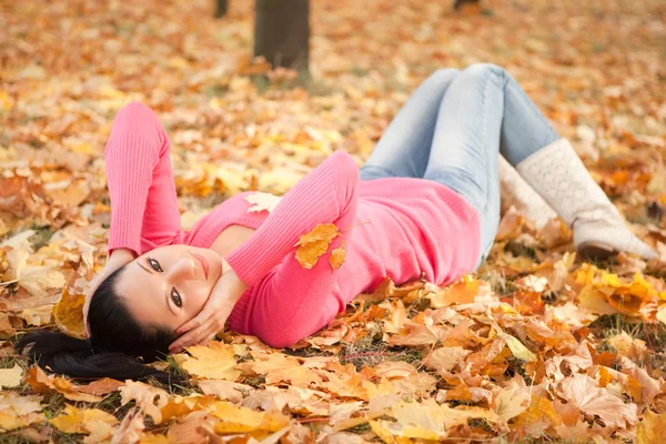 Ung smuk kvinde i efteråret park - Stock-foto