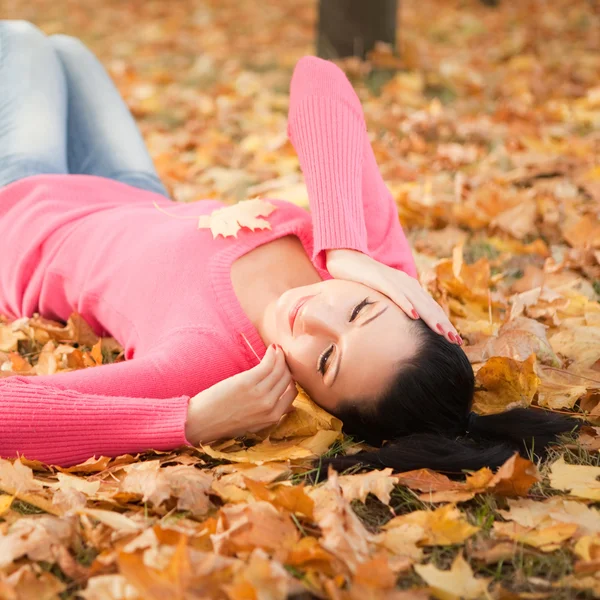 Giovane bella donna riposo nel parco autunnale — Foto Stock
