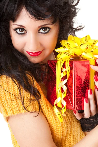 Веселая женщина с подарком — стоковое фото