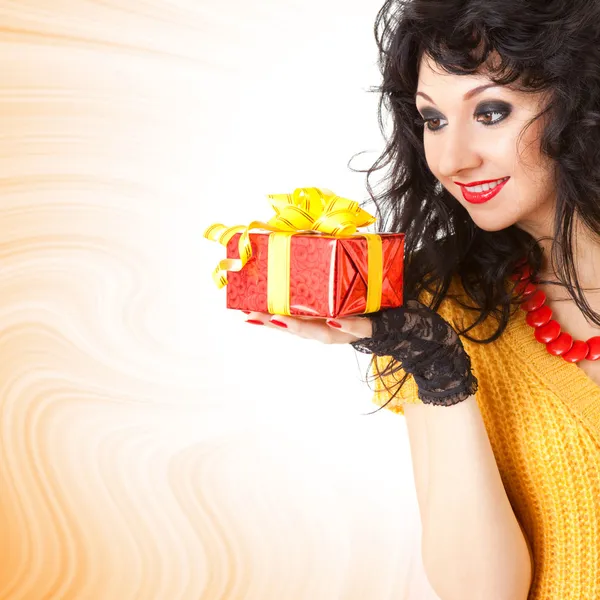 Zábava žena s vánoční dárek — Stock fotografie