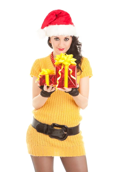 Leuke santa vrouw met kerst gift — Stockfoto