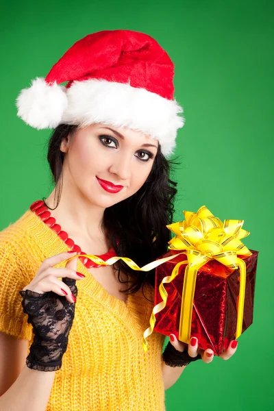 Divertido santa mulher com presente de Natal — Fotografia de Stock