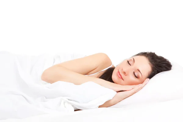 Mulher bonito dorme na cama branca — Fotografia de Stock