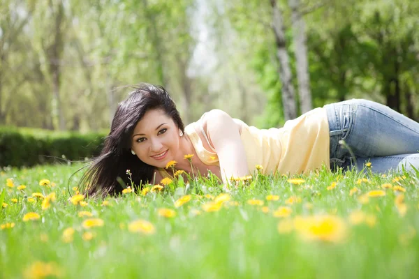 タンポポの公園でかわいい女 — ストック写真
