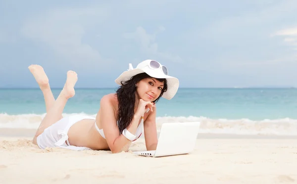 Mujer linda con portátil blanco en la playa de verano —  Fotos de Stock