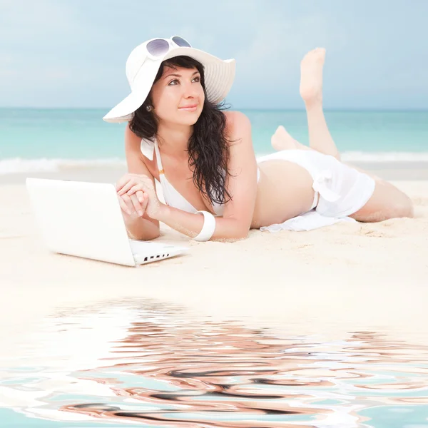 Mulher bonito com laptop branco na praia de verão — Fotografia de Stock