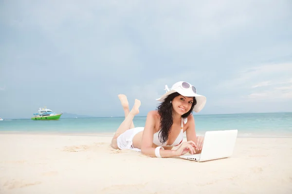 Roztomilá žena s bílým laptop na letní beach — Stock fotografie