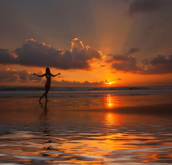 Silhueta de mulher no pôr do sol — Fotografia de Stock