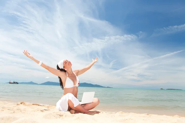 Yaz plaj beyaz dizüstü bilgisayar ile sevimli kadın — Stok fotoğraf