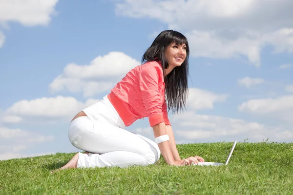 Aranyos nő fehér laptop a parkban — Stock Fotó