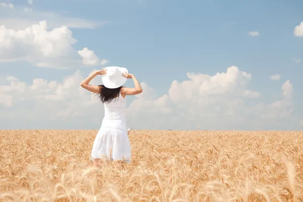 Šťastná žena v pšenice golden — Stock fotografie