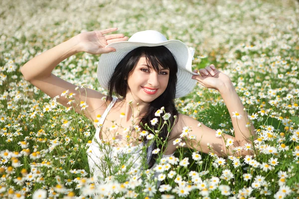 Young happy girl in the daisywheel field — Stock Photo, Image