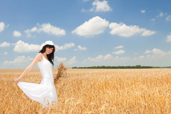 Junge Frau im goldenen Weizen — Stockfoto