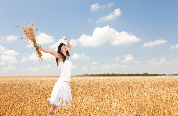 Mujer joven en trigo dorado — Foto de Stock