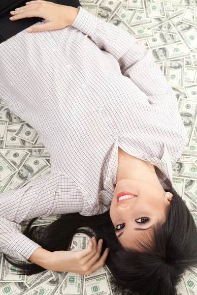 Mladý obchodní žena odpočívá na peníze — Stock fotografie
