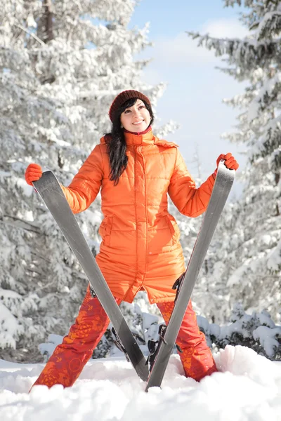 Szczęśliwa dziewczyna z narciarskich w krajobraz zimowy — Zdjęcie stockowe