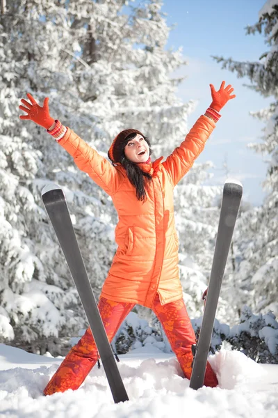 冬の風景でスキーとの幸せな女の子 — ストック写真
