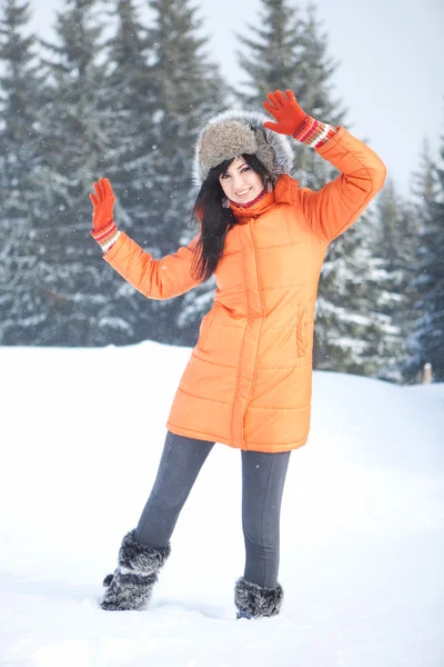 Šťastná dívka si hraje s sníh v zimní krajině — Stock fotografie