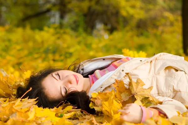 Autumn fashion pretty woman — Stock Photo, Image