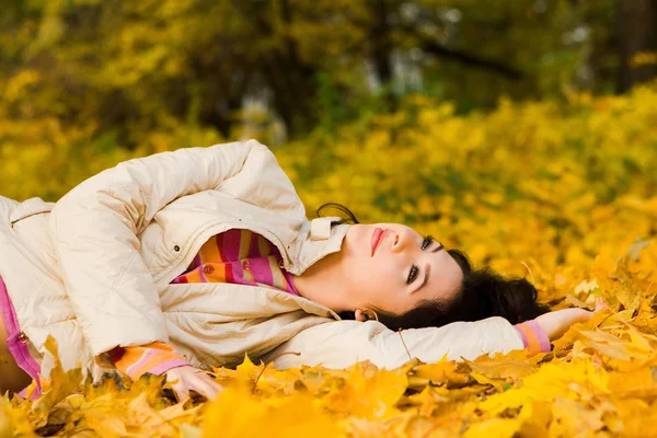 Jeune jolie femme sur la feuille d'automne — Photo