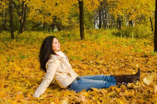Молодая красивая женщина на осеннем листе — стоковое фото