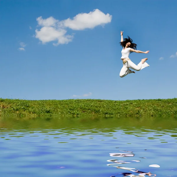 Jovem feliz está pulando — Fotografia de Stock