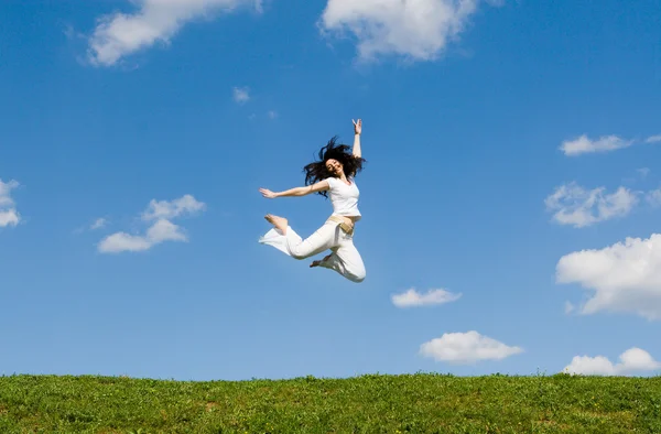 Glückliche junge Frau springt — Stockfoto