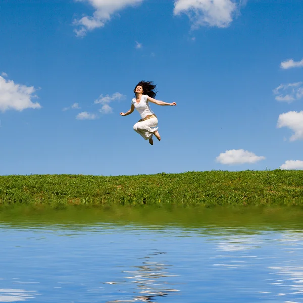 Saltando menina no prado — Fotografia de Stock
