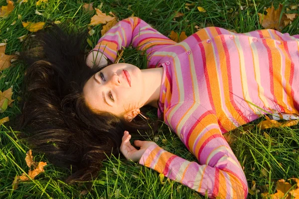 Młode ładne kobiety odpoczynku na trawie jesień — Zdjęcie stockowe